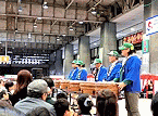 生産者の皆様による投げ餅