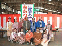 生産者の皆様によるもちつき